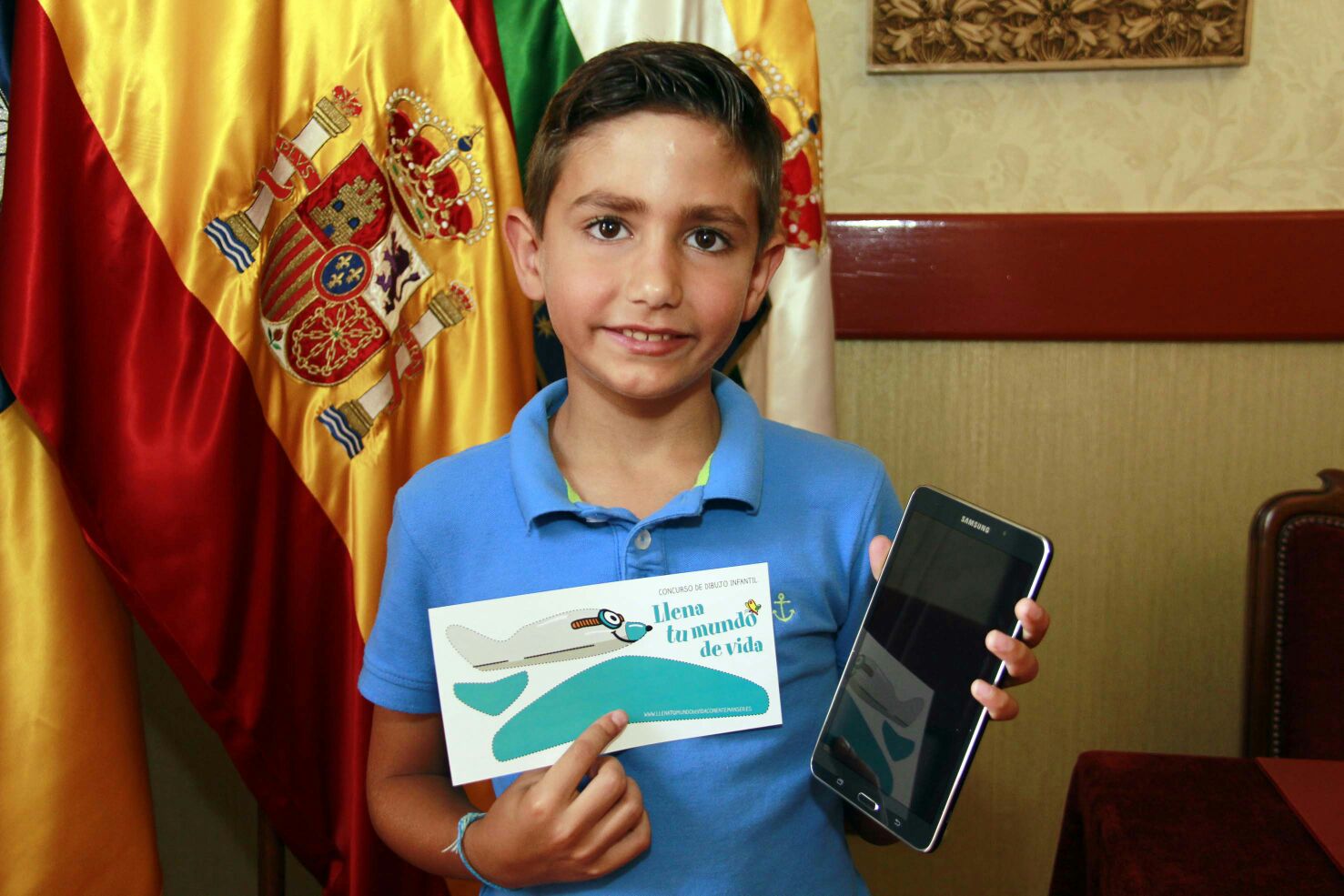 Un niño de Guía de Isora recibe su premio como ganador del Concurso de Dibujo Infantil de Entemanser